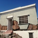 Fachada norte con revestimiento de cemento con daños graves. © Claudio Vega, 2021
