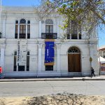 Fachada del museo desde Plaza de Armas. © Maria José Maturana, 2023
