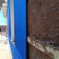 Mantención de fachada con revestimiento metálico, reemplazando elementos deteriorados. ®Valentina Dávila, 2022